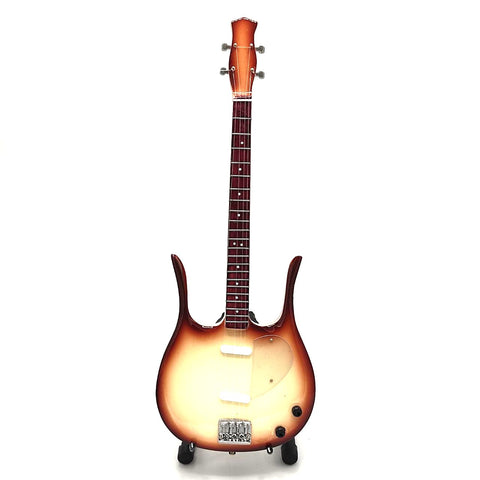 Miniatuur Gitaar – Victoria De Angelis - 2